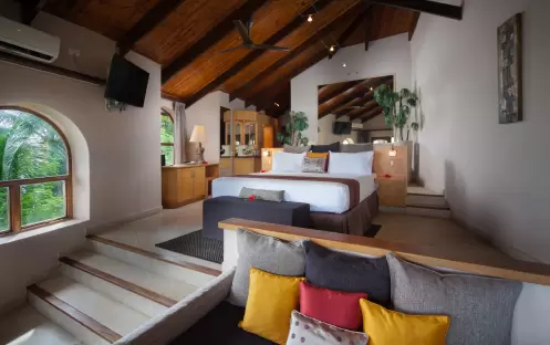 Coco de Mer Hotel-Black Parrot junior suite interior bed_16717